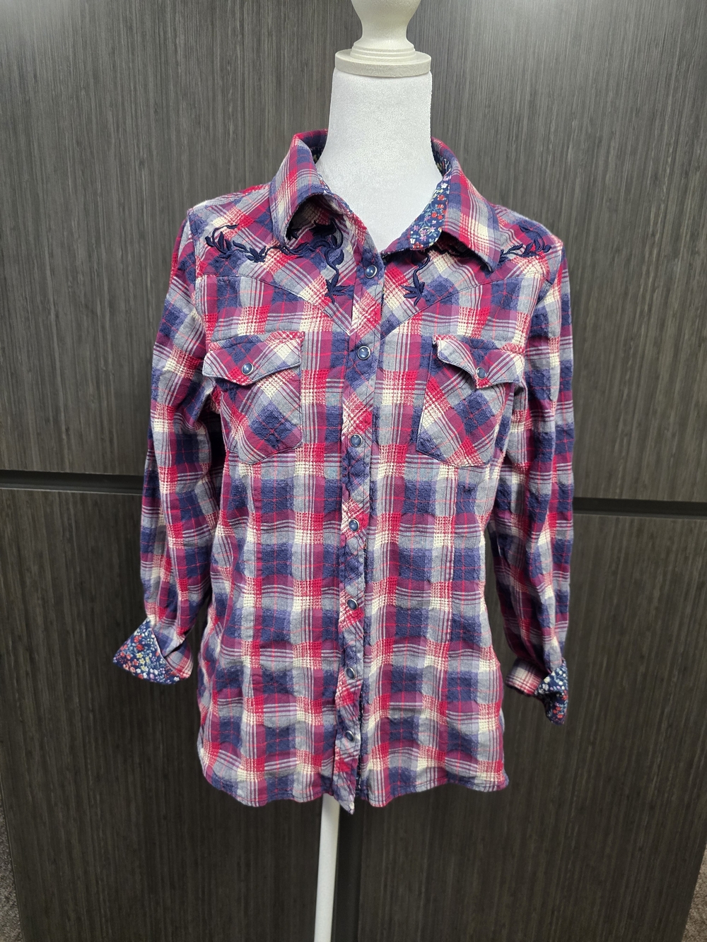Back In The Saddle Womens M Plaid Embroidered Western Pearl Snap Shirt Cowgirl